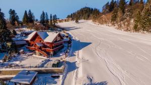 um alojamento de esqui na neve com trilhos na areia em Villa Patriot - Penzión em Vysné Ruzbachy