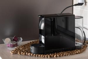 een zwart koffiezetapparaat op een aanrecht bij #FLH - Sun Kiss Cottage, Vourvourou in Vourvourou