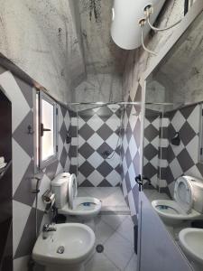 La salle de bains est pourvue de 2 lavabos et de 2 toilettes. dans l'établissement VILA 32, à Berat
