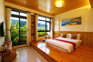 礁溪鄉的住宿－礁溪松田民宿，一间卧室设有一张床和一个大窗户