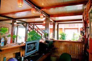 Ða GiaにあるNinh Binh Green Homestayのデスク(パソコン付)が備わる客室です。