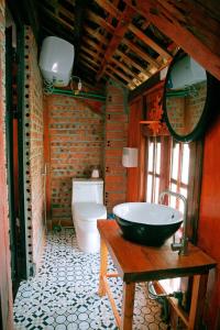 łazienka z umywalką i toaletą w obiekcie Ninh Binh Green Homestay w mieście Ða Gia