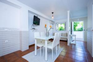 TV a/nebo společenská místnost v ubytování Cem Sentido - Alentejo Apartments