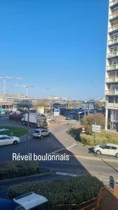 uitzicht op een straat met auto's op een parkeerplaats bij L'Appart! in Boulogne-sur-Mer