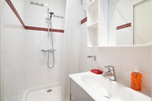 une salle de bain blanche avec lavabo et douche dans l'établissement Les Vigies by Cocoonr, à Saint-Malo 11 autres photos