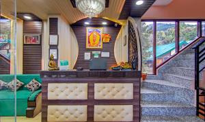 een kamer met een trap, een bank en een bureau bij Treebo Trend Roshan House in McLeod Ganj