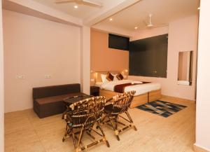 sypialnia z łóżkiem, stołem i krzesłami w obiekcie Hotel Buddha's Abode w mieście Dharamsala