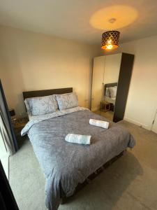 1 dormitorio con 1 cama grande y 2 almohadas en Balcony Marina Apartment With City Skyline Views en Mánchester