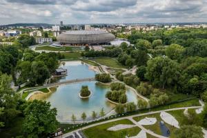 z góry widok na ogród z dużym budynkiem w obiekcie Tauron Arena Apartment with Garage - Kraków Lema w Krakowie