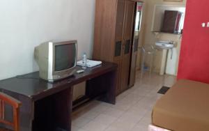 En tv och/eller ett underhållningssystem på Hotel Nirwana Situbondo RedPartner