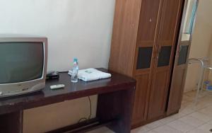 En tv och/eller ett underhållningssystem på Hotel Nirwana Situbondo RedPartner