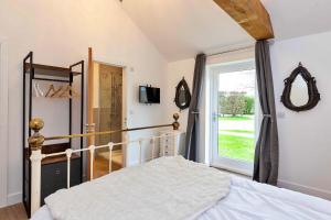 um quarto com uma cama e uma janela em Finest Retreats - The Sett em Stamford