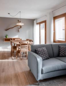 sala de estar con sofá y mesa en Agriturismo due Carpini, en Valdobbiadene