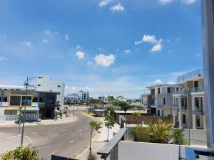 widok na ulicę w mieście z budynkami w obiekcie Seaside Hotel - Rach Gia w mieście Rạch Giá