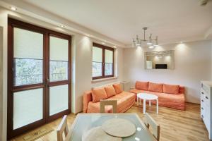 salon z kanapą i stołem w obiekcie Apartamenty Świnoujście - Apartament wiosenny Rezydencja Żeromskiego w Świnoujściu
