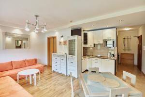 Kuchyňa alebo kuchynka v ubytovaní Apartamenty Świnoujście - Apartament wiosenny Rezydencja Żeromskiego + 14 fotografií