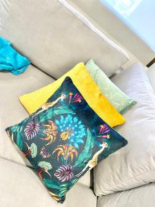 2 cuscini posti sopra un divano di Barcelona Chic Apartments- Free PARKING - 10 min from BCN city centre by metro a Barcellona
