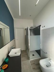 een badkamer met een wastafel, een douche en een toilet bij Appartamento Dipinto di blu- Vista Mare! in Nettuno