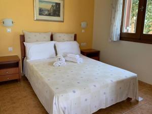 ein Schlafzimmer mit einem Bett, auf dem Handtücher liegen in der Unterkunft Olga Studio Kouremenos in Palekastro
