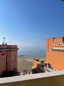 een uitzicht op de oceaan vanuit een gebouw bij Appartamento Dipinto di blu- Vista Mare! in Nettuno