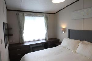 Postel nebo postele na pokoji v ubytování Countryside Holiday Park by the River nr Canterbury (Pet-Friendly)