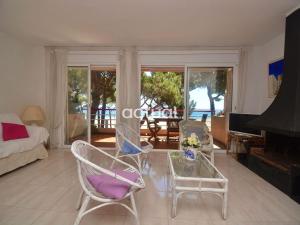 een woonkamer met een tafel en stoelen en een bank bij TAMARIUS 1-4 in Platja  d'Aro