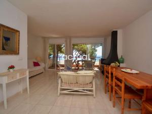 een woonkamer met een tafel en een eetkamer bij TAMARIUS 1-4 in Platja  d'Aro