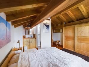 1 dormitorio con cama grande y techo de madera en Chalet Montvalezan-La Rosière, 5 pièces, 8 personnes - FR-1-398-599, en La Rosière