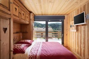 Posteľ alebo postele v izbe v ubytovaní Remarquable chalet de montagne au calme et vue sur tremplin