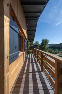 Balkón alebo terasa v ubytovaní Remarquable chalet de montagne au calme et vue sur tremplin