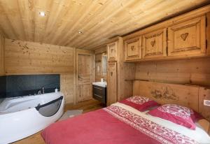 Posteľ alebo postele v izbe v ubytovaní Remarquable chalet de montagne au calme et vue sur tremplin