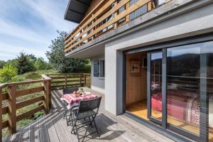 Balkón alebo terasa v ubytovaní Remarquable chalet de montagne au calme et vue sur tremplin
