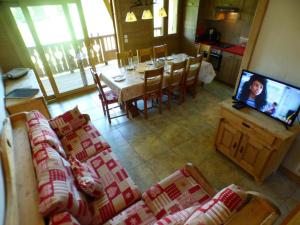sala de estar con mesa y cocina con TV en Appartement Les Saisies, 5 pièces, 8 personnes - FR-1-594-70 en Hauteluce