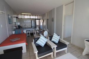 un salon avec un canapé et une table dans l'établissement Seagull 412, à Margate