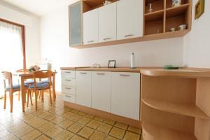 Η κουζίνα ή μικρή κουζίνα στο Il Faro 1 - Pineto Vacanza