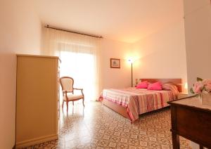 Ένα ή περισσότερα κρεβάτια σε δωμάτιο στο Il Faro 1 - Pineto Vacanza