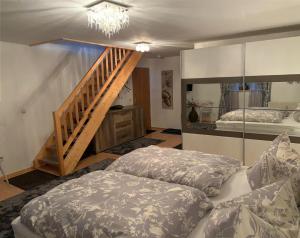 ein Wohnzimmer mit einem Bett und einer Treppe in der Unterkunft Ferienresidenz Am Hauchen in Reit im Winkl