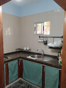 巴列埃爾莫索的住宿－Casa Rural Los Chapines，厨房配有水槽和台面