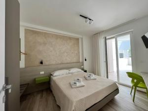 een slaapkamer met een bed met twee gerechten erop bij Vilu Suite Centro in Polignano a Mare
