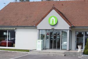 un edificio con un cartel en la parte delantera en Campanile Troyes Sud - Buchères, en Troyes