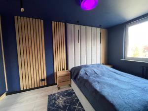 Postel nebo postele na pokoji v ubytování Galaxy Space, Sopot Centre and Beach