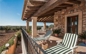 un patio con 2 sillas de jardín en una casa en Amazing Home In Manacor With Swimming Pool, en Manacor