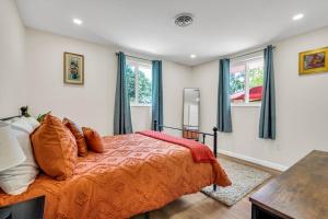 ein Schlafzimmer mit einem Bett und zwei Fenstern in der Unterkunft La Niña Nokomis Beach & Venice Island Fenced In Yard in Nokomis