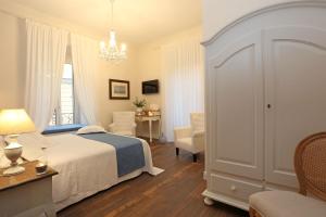 una camera da letto con un letto, un tavolo e una sedia di Daplace - Arena House a Roma