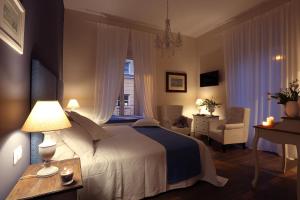 ローマにあるDaplace - Arena Houseのベッドルーム1室(ベッド1台、ランプ付きテーブル付)