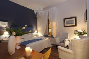 una camera da letto con un letto e un soggiorno di Daplace - Arena House a Roma