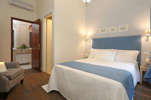 una camera da letto con un letto grande con testiera blu di Daplace - Arena House a Roma