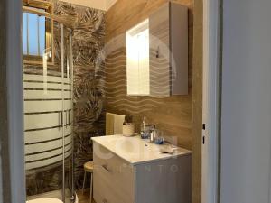 un bagno con un lavandino bianco e una doccia di Villa Antonietta By Cala Salento a Punta Prosciutto Altre 35 foto