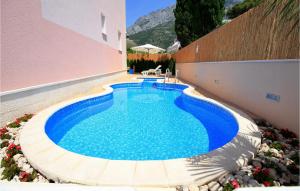 Bazen u ili blizu objekta Cozy Apartment In Baska Voda With Outdoor Swimming Pool