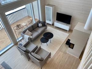 an overhead view of a living room with a couch and a television at Villa Iiris - New Holiday Home in Äkäslompolo